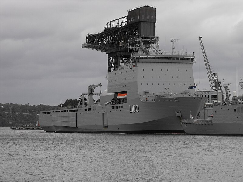 800px-HMAS_Choules_starboard_bow.jpg