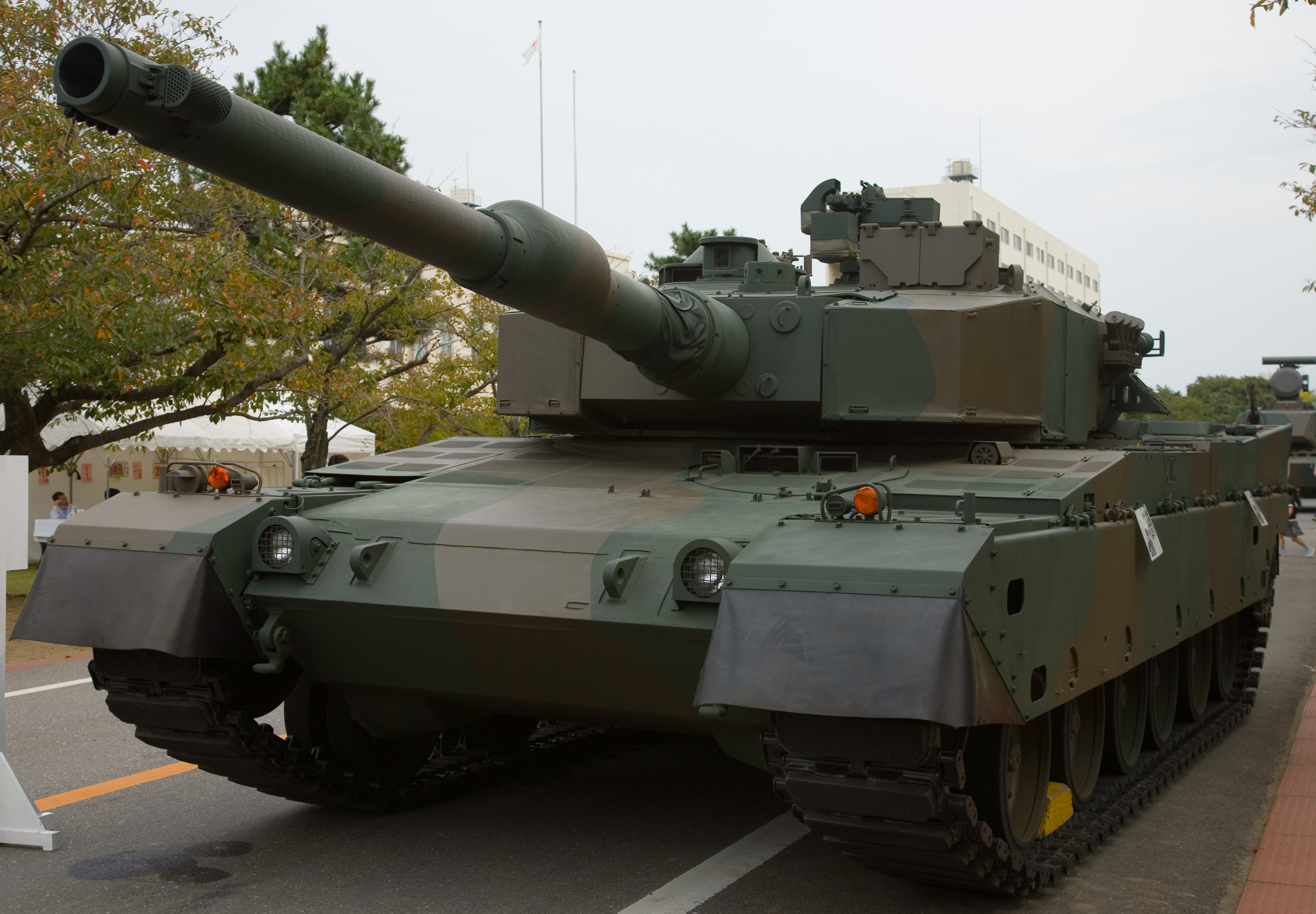Japanese_Type_90_Tank_-_1.jpg