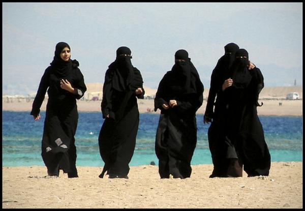 arab_girls_on_beach.jpg